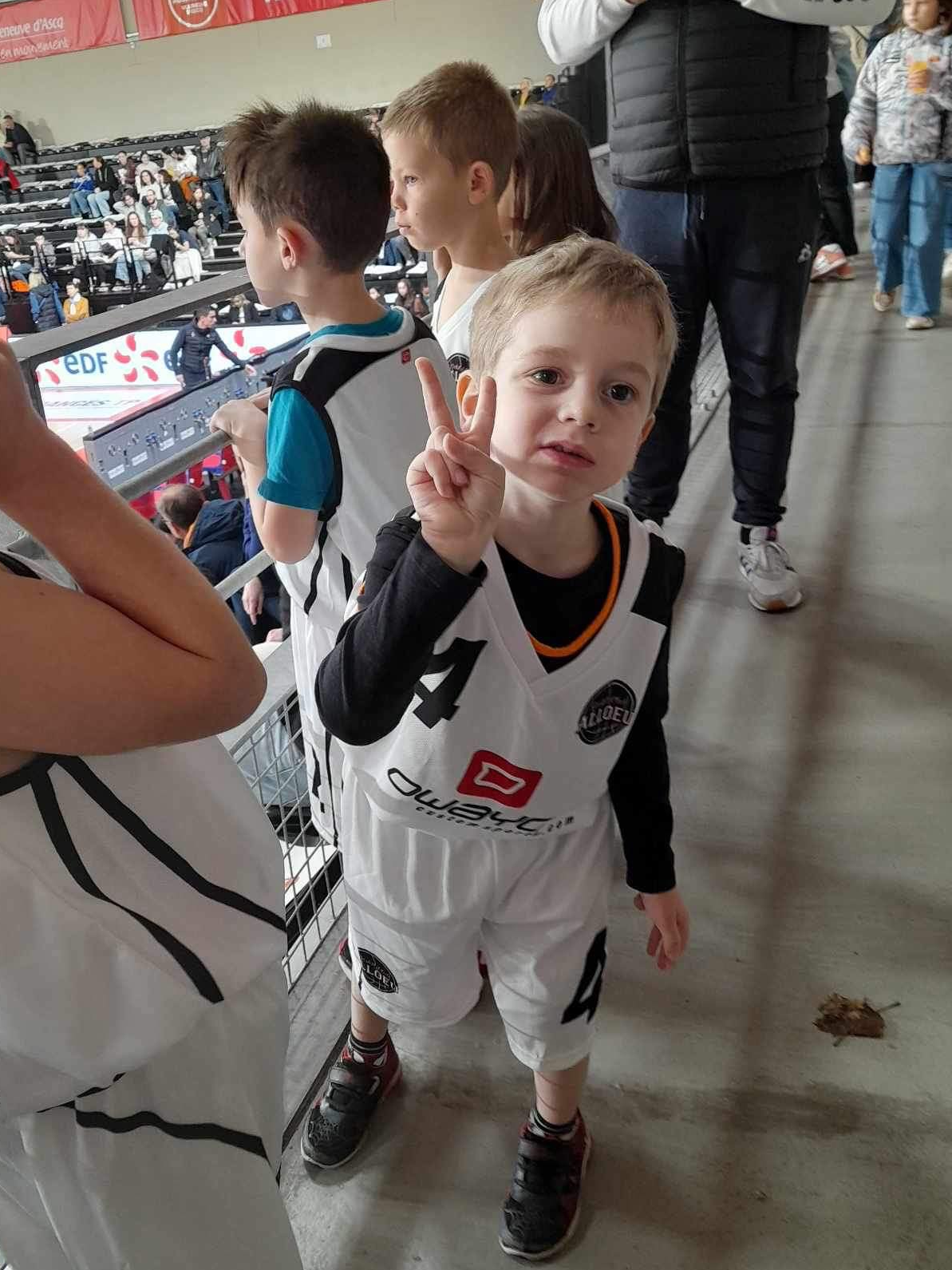 Enfant jouant au basketball - Alloeu Basket Club